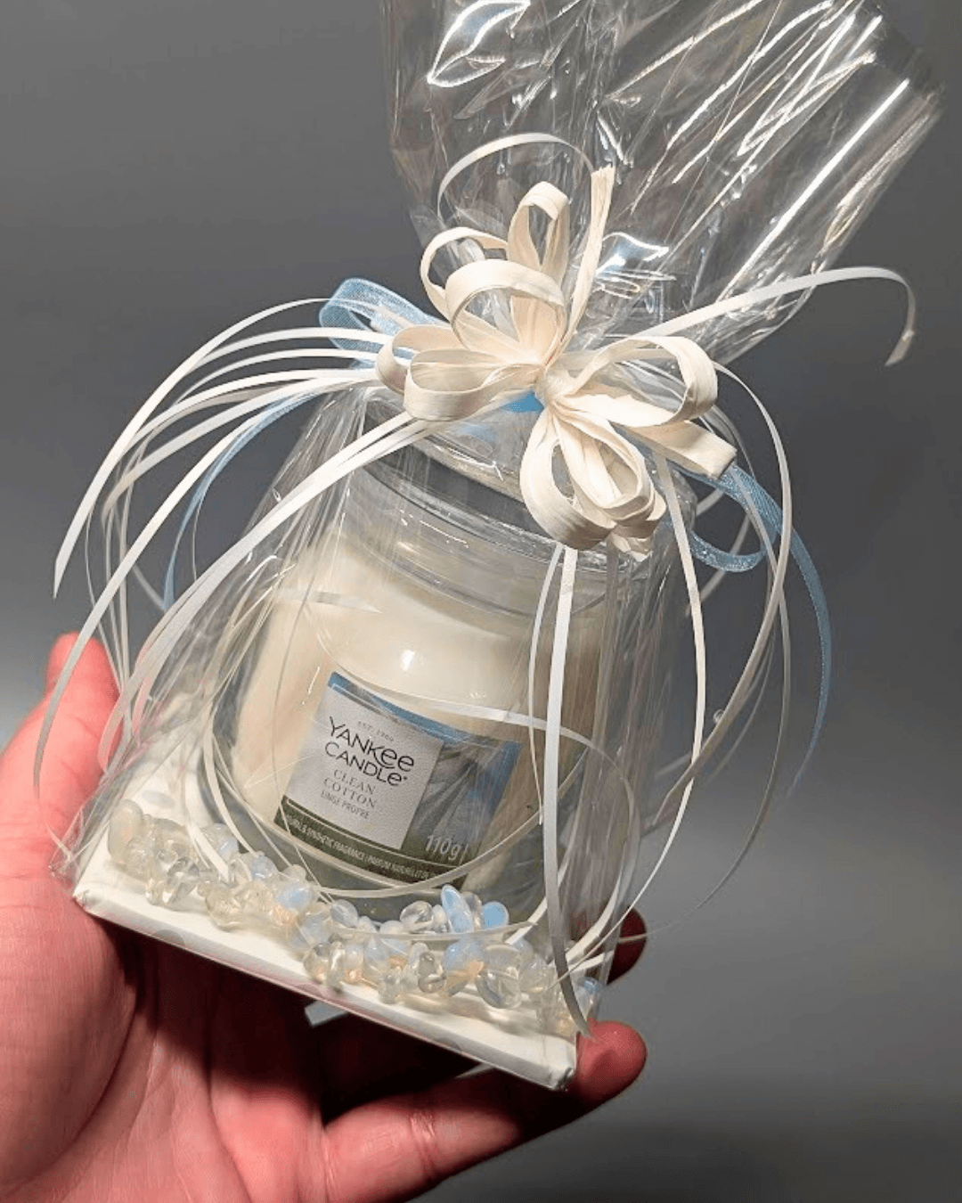 Dárkový balíček se svíčkou YANKEE CANDLE – CLEAN COTTON s náramkem z Opalitu