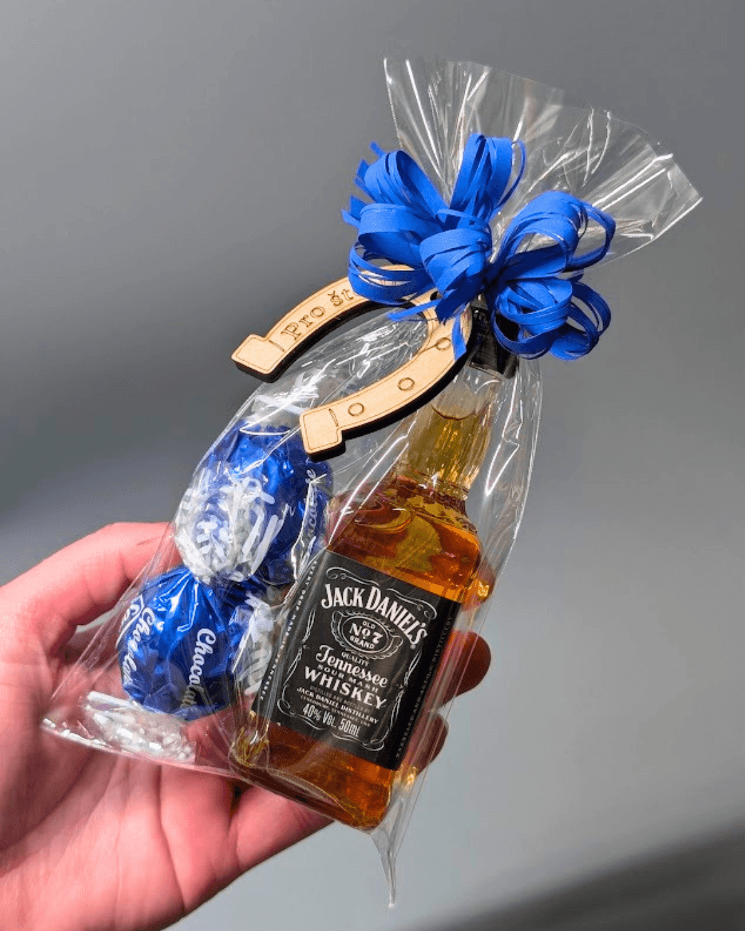 PRO PÁNY-Mini dárkový balíček Jack Daniels s modrými pralinkami a podkovou