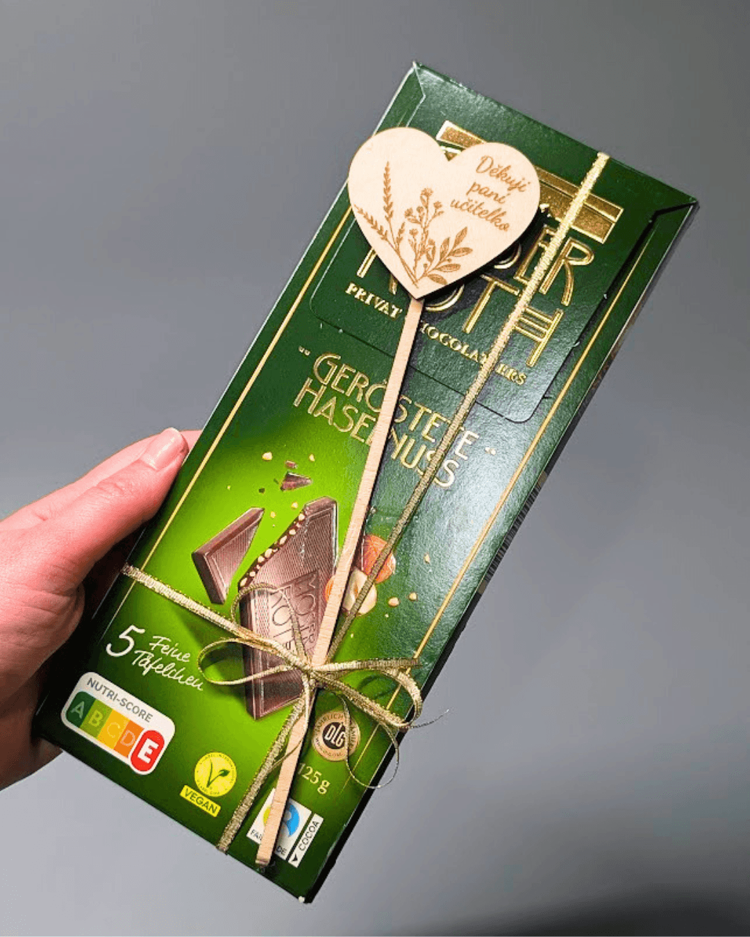 Dárkově balená čokoláda DĚKUJI PANÍ UČITELKO MOSER ROTH-Kvalitní hořká čokoláda s nasekanými lískovými oříšky (12%), 125g