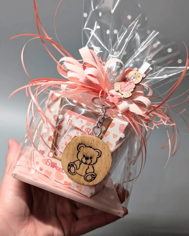 MEDVÍDCI - Dárkový balíček se svíčkou SWEET ROSE a přívěskem medvídka