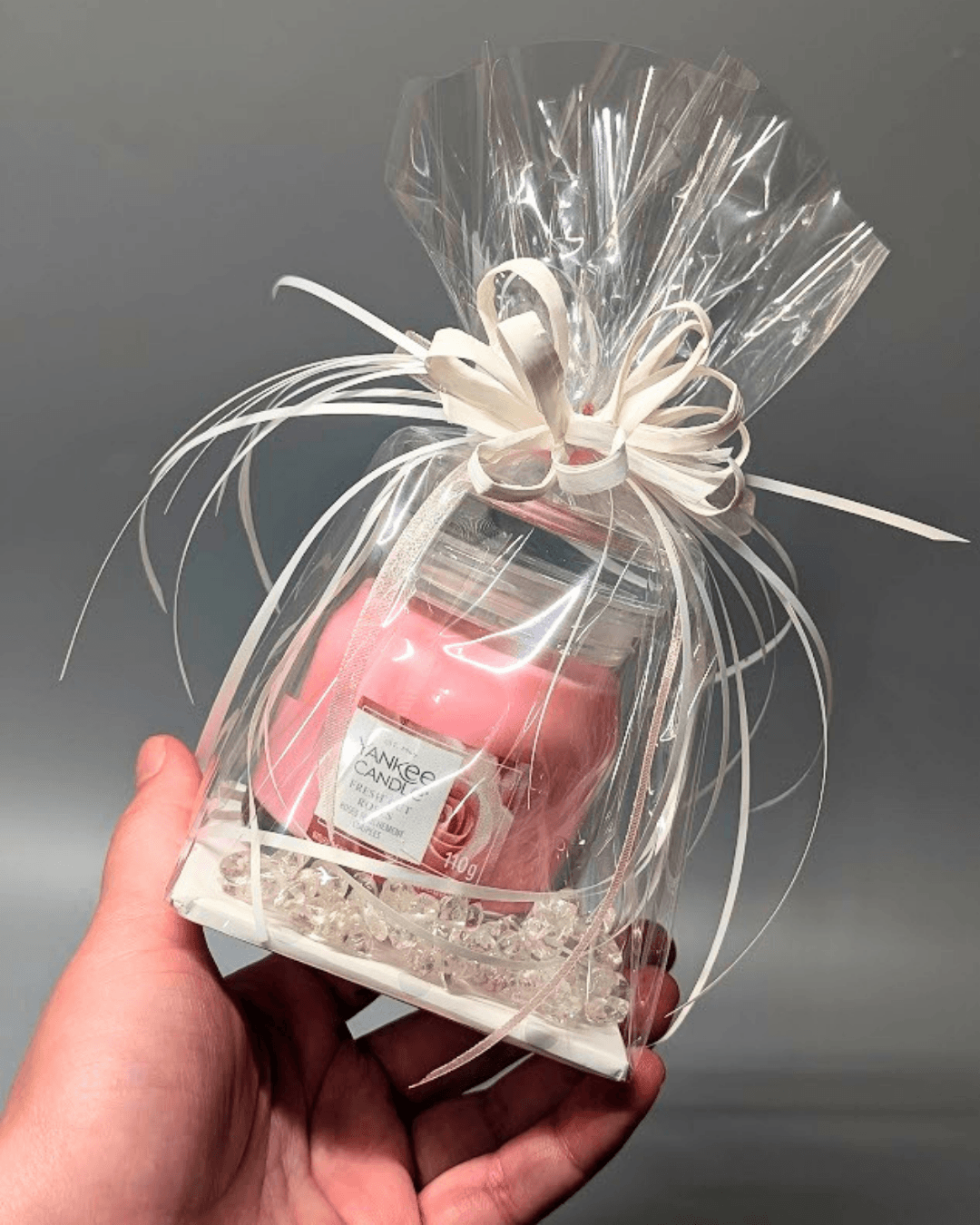 Dárkový balíček se svíčkou YANKEE CANDLE – FRESH CUT ROSE