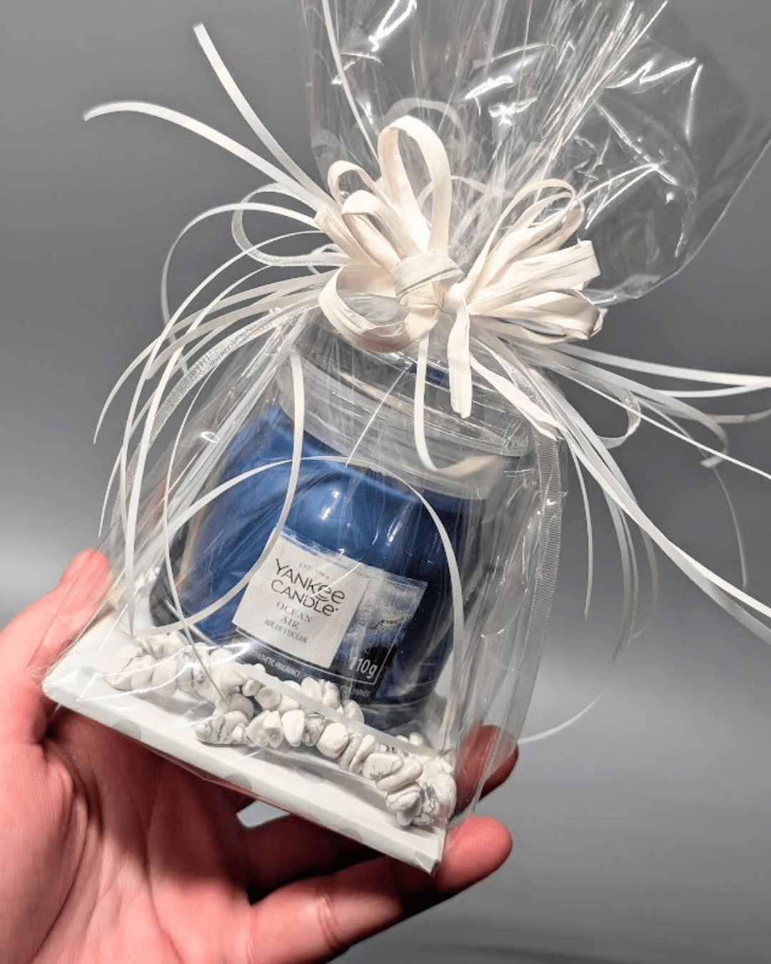 Dárkový balíček se svíčkou YANKEE CANDLE – OCEAN AIR s náramkem z Magnezitu