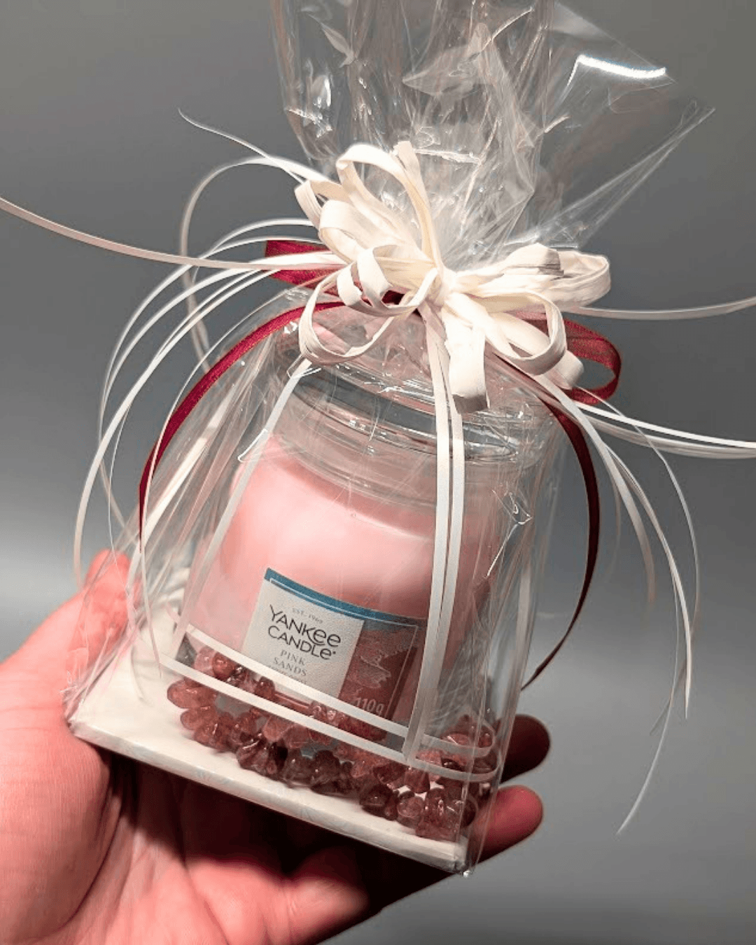 Dárkový balíček se svíčkou YANKEE CANDLE – PINK SANDS s náramkem z Jahodového křemene