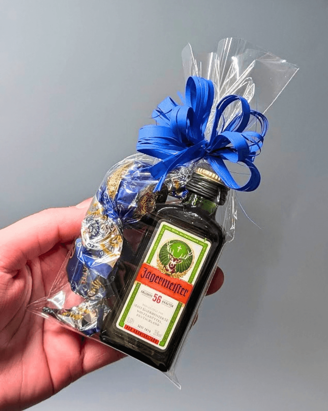PRO PÁNY-Mini dárkový balíček Jägermeister s pralinkami SE SMETANOU, (S ALKOHOLEM)