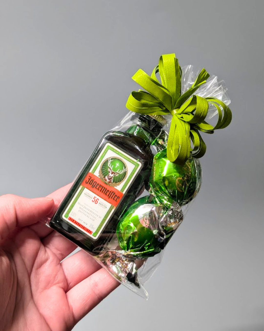 Mini dárkový balíček Jägermeister s pralinkami (S ALKOHOLM)
