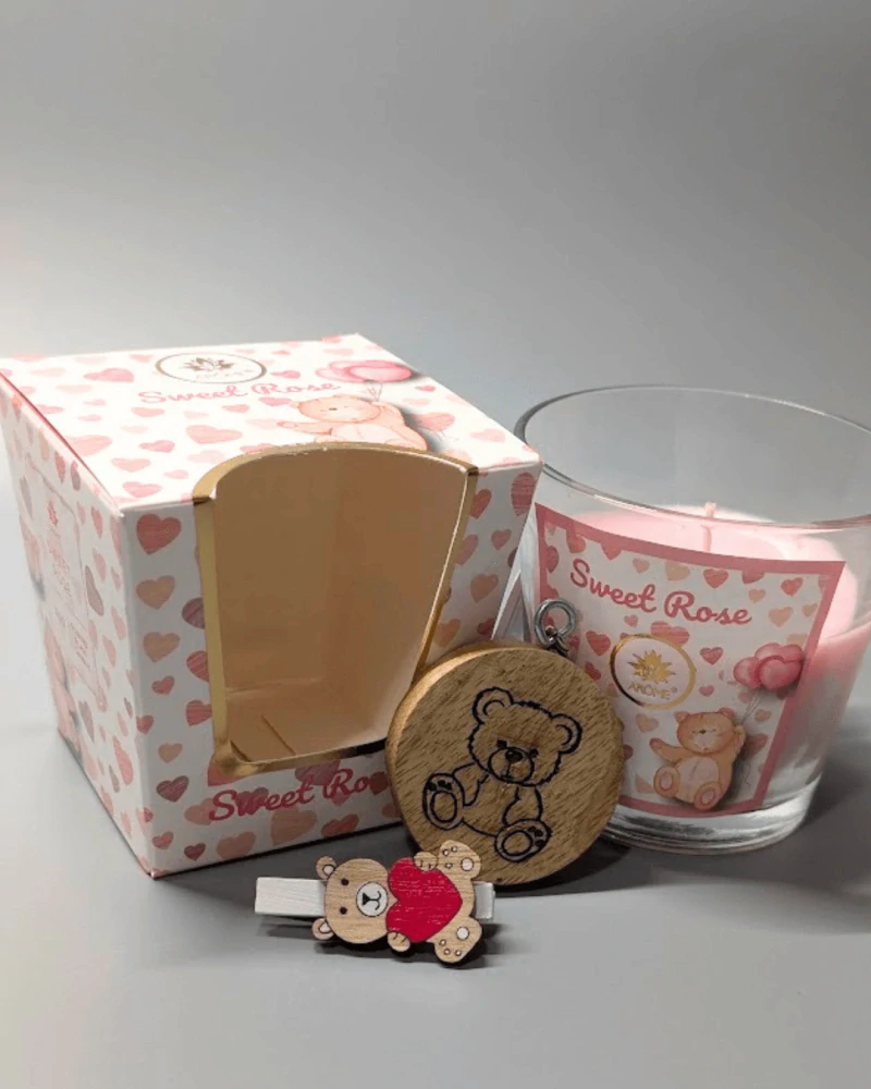 MEDVÍDCI - Dárkový balíček se svíčkou SWEET ROSE a přívěskem medvídka