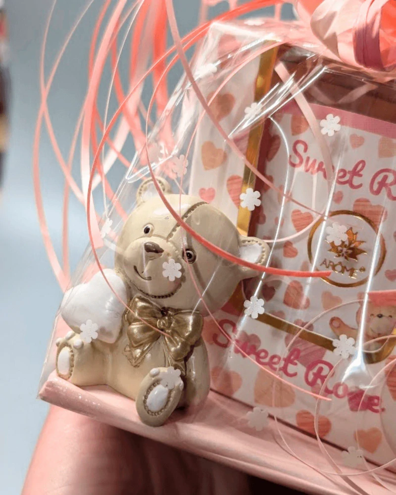 MEDVÍDCI - Dárkový balíček se svíčkou SWEET ROSE a medvídkem
